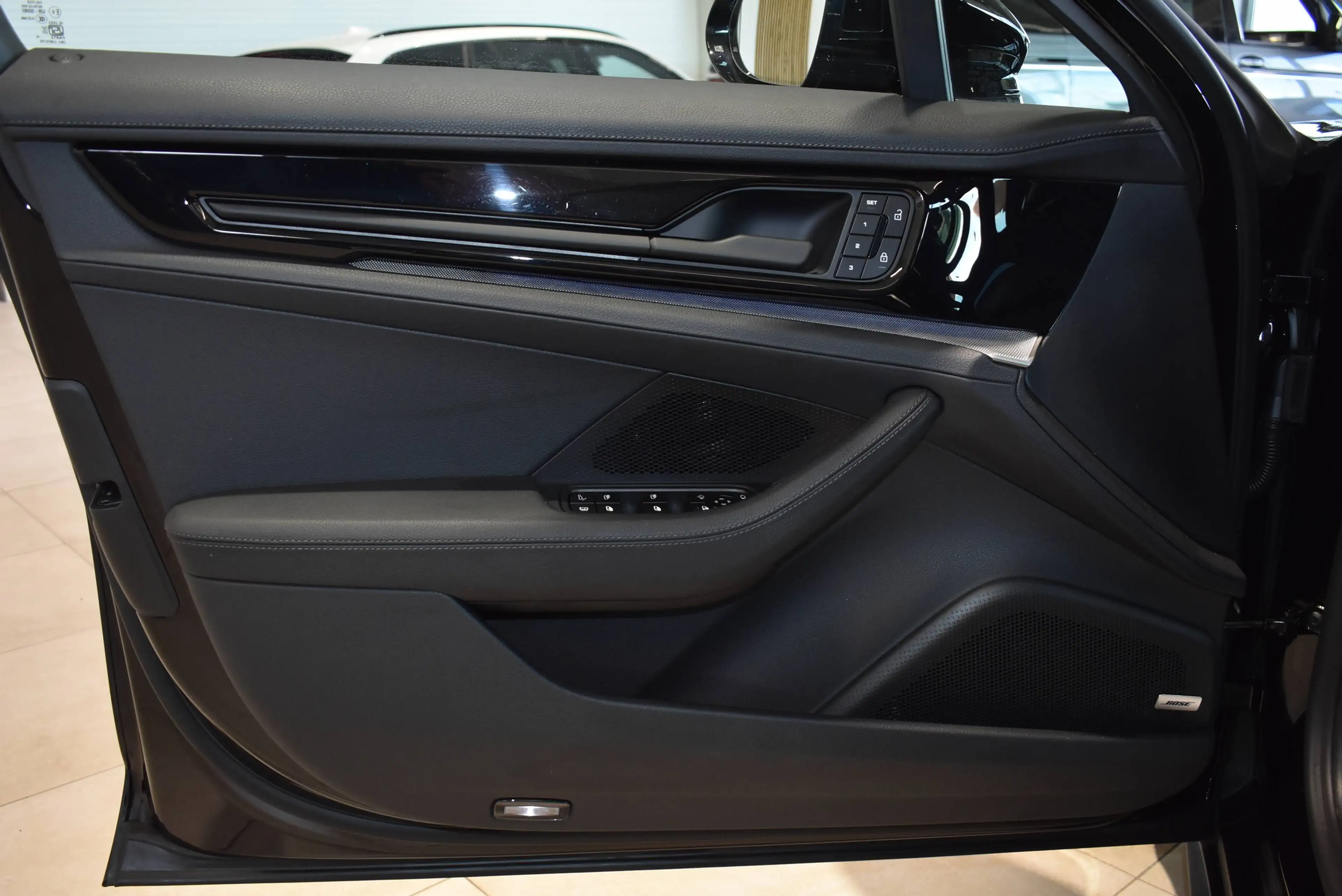 Porsche Panamera 4 E-Hybrid — photo 17