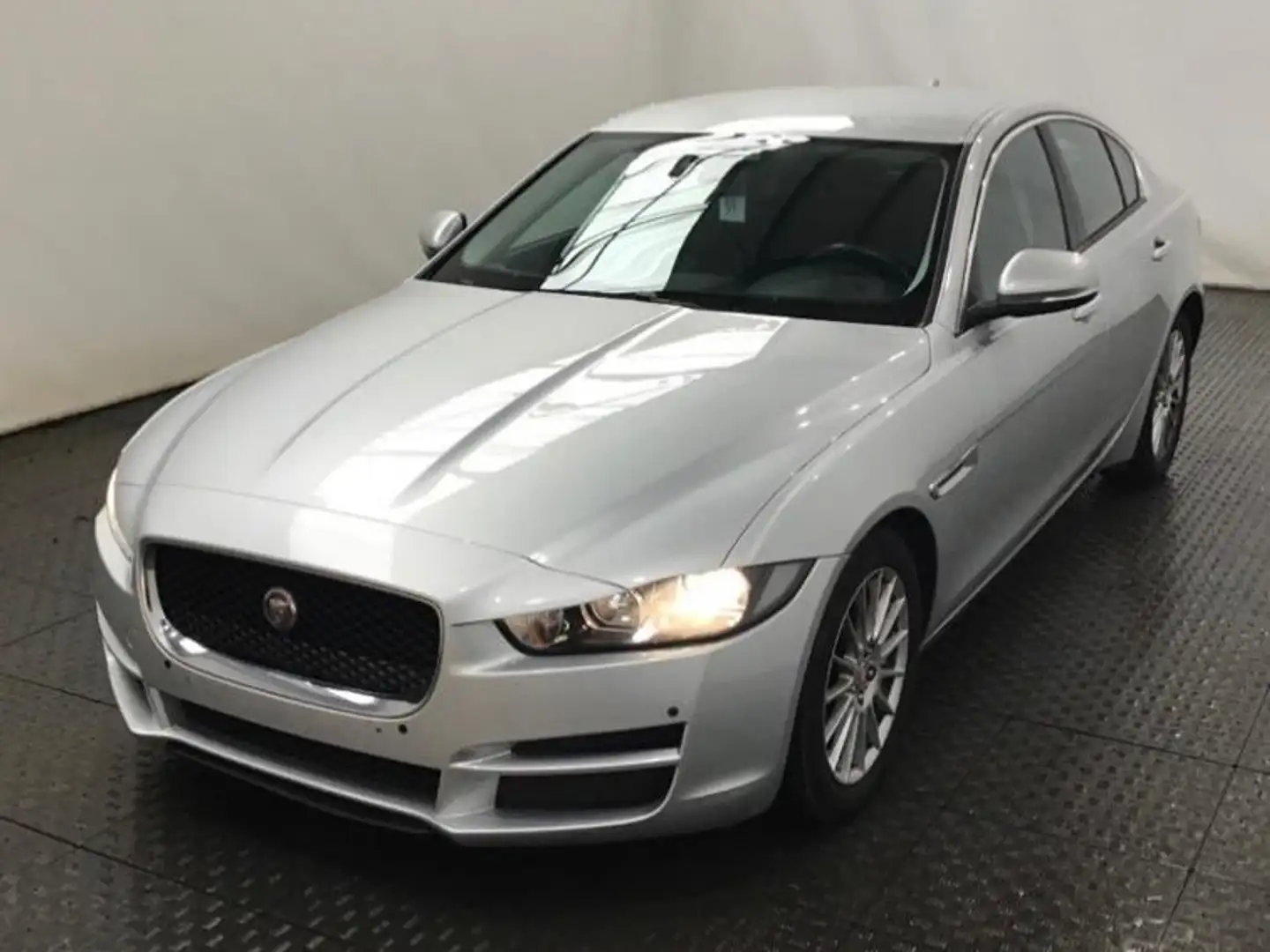 Jaguar XE XE 2.0 D E-Performance garantie 1an Argent - 2