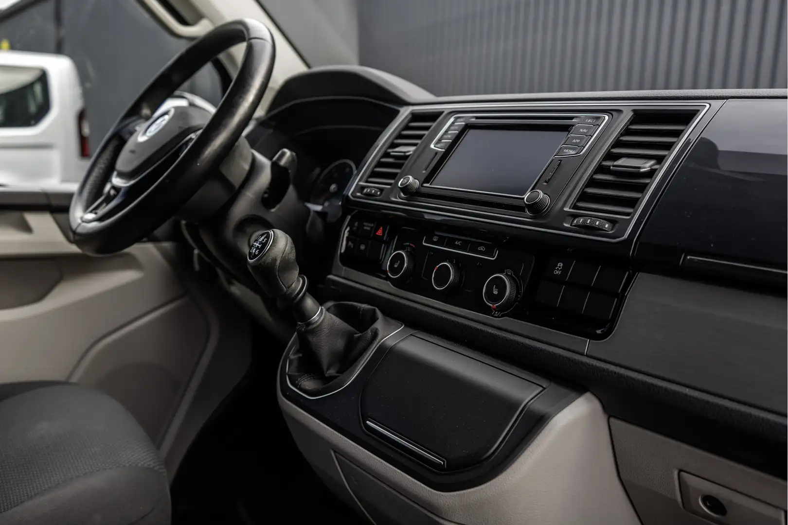 Volkswagen T6 Transporter 2.0TDI 150PK | L2H1 | LED | Camera | CarPlay | Nav Grijs - 2