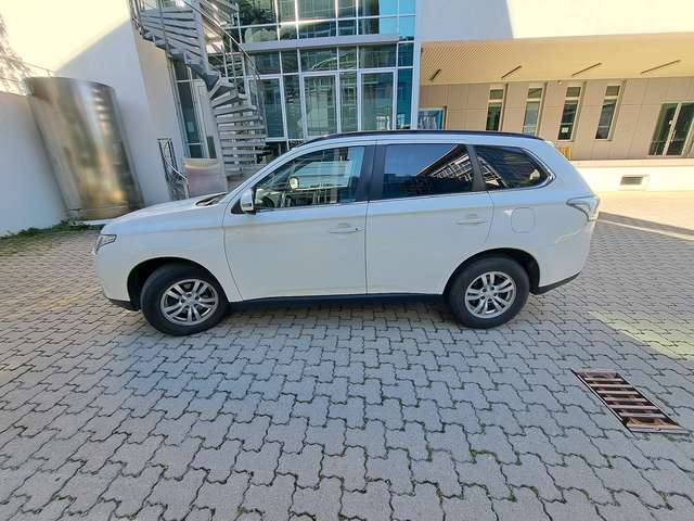 Imagine Mitsubishi Outlander 2.2 DI-D 2WD Invite