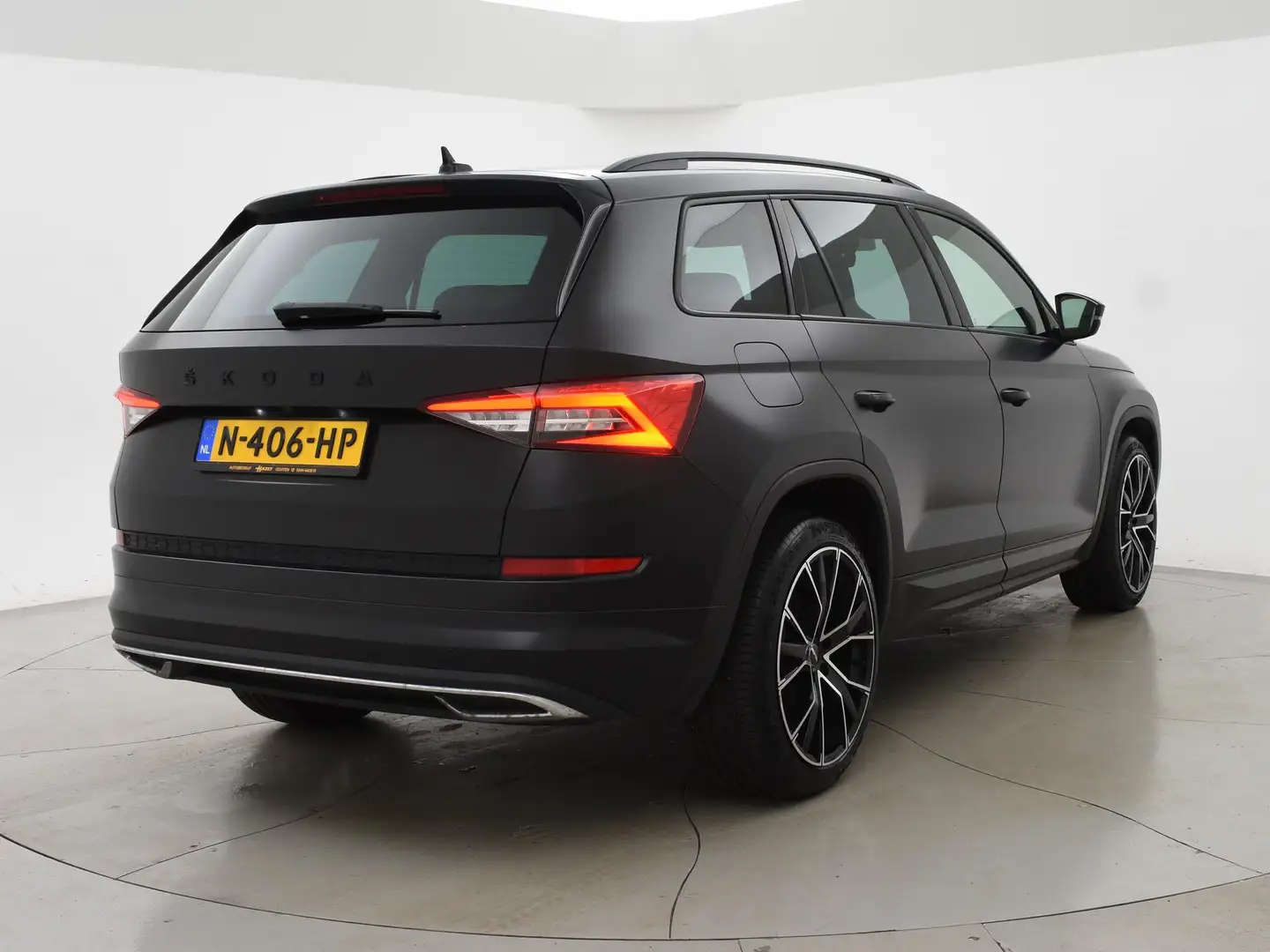 Skoda Kodiaq 1.5 TSI 150 PK DSG AUT. 7-PERS SPORTLINE *MAT ZWAR Schwarz - 2