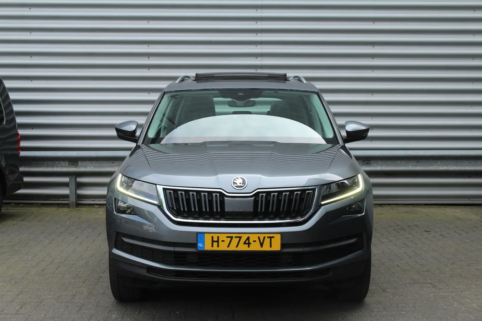 Skoda Kodiaq 1.5 TSI 150pk Limited Business Edition DSG7 7p. NL Grau - 2