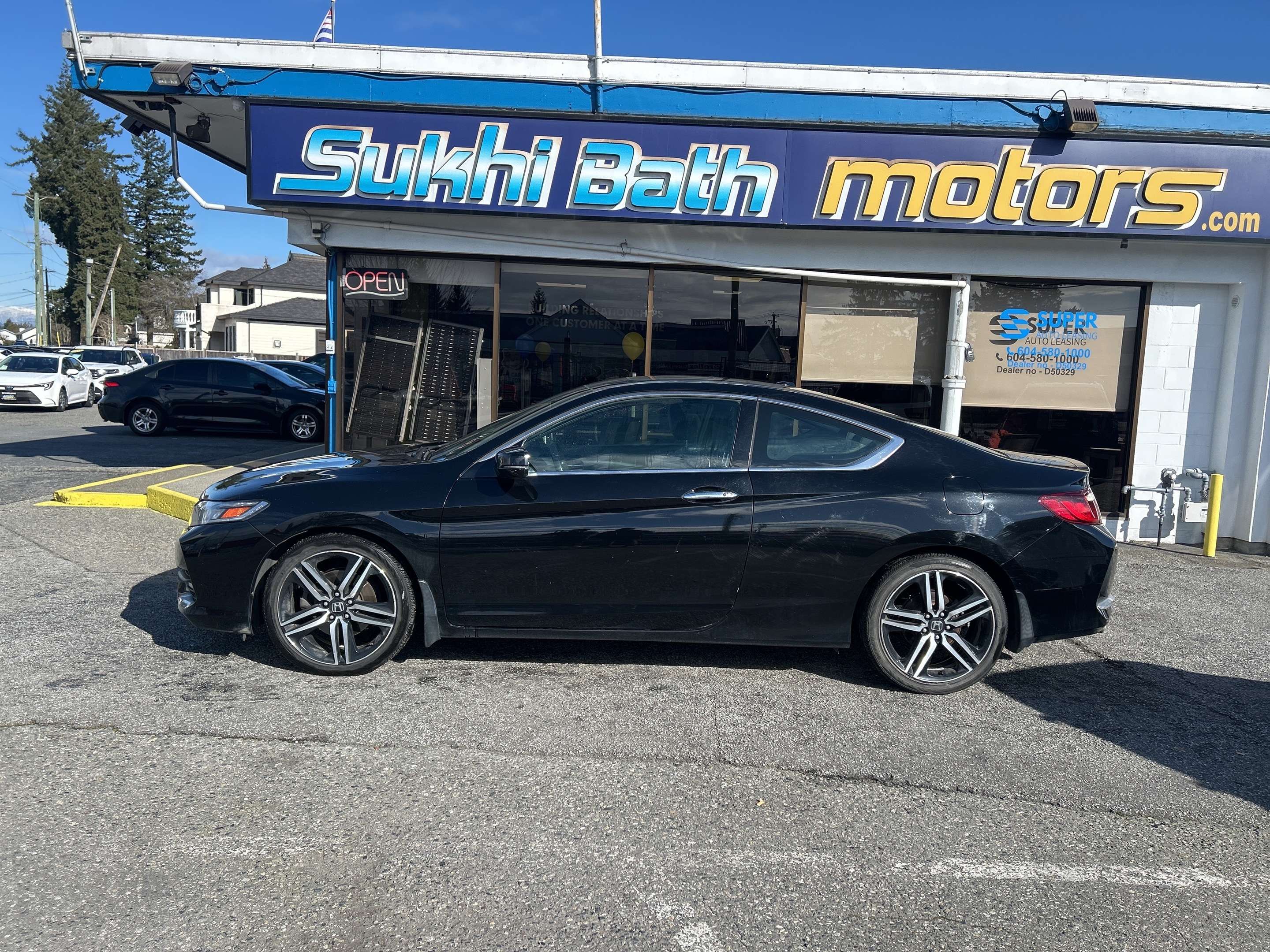 2016 Honda Accord Touring + LEATHER + NAVIGATION + APPLE CARPLAY — снимка 1