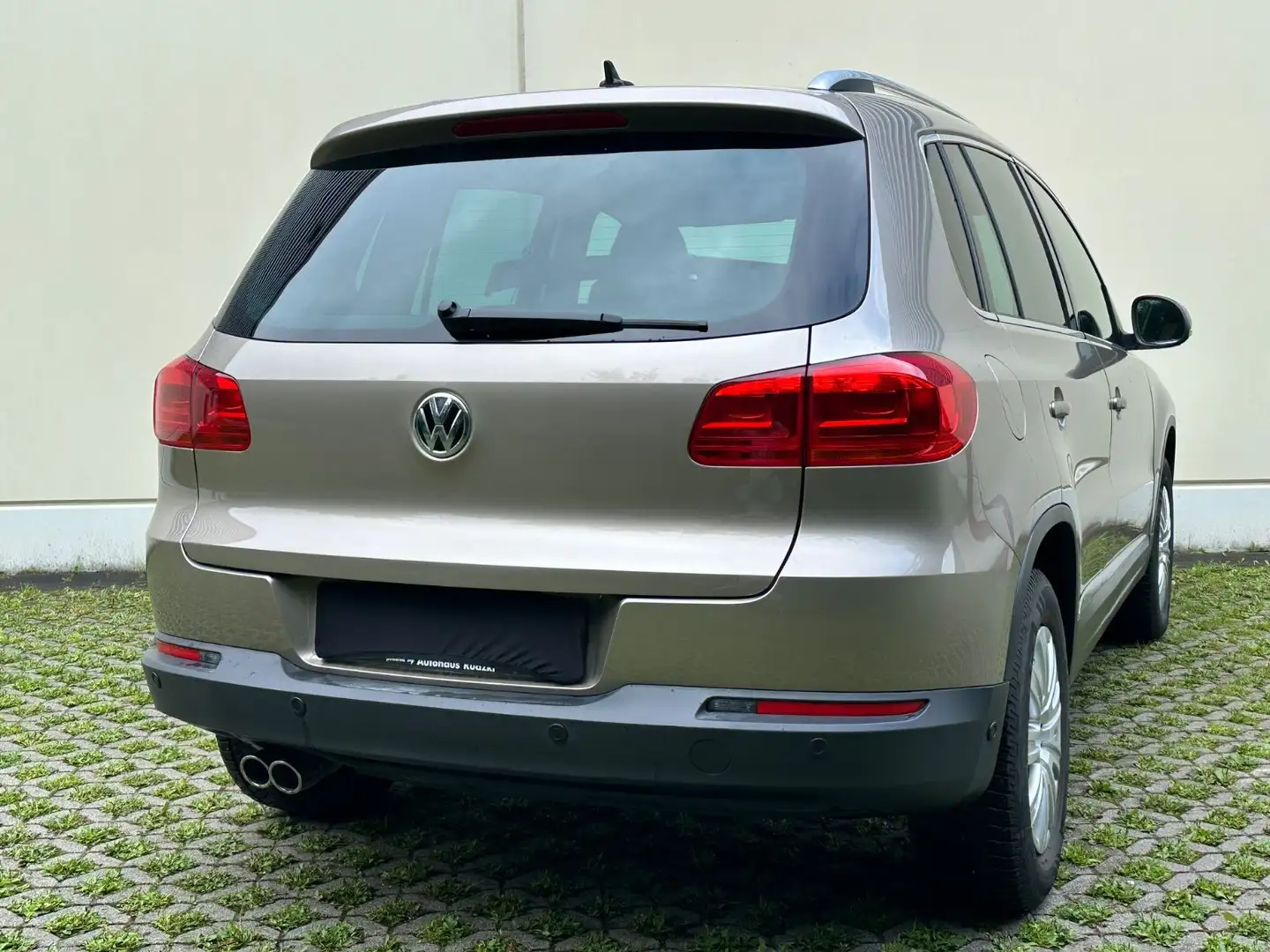 Volkswagen Tiguan 4Motion | AHK | Pano | Standheizung | Beige - 2