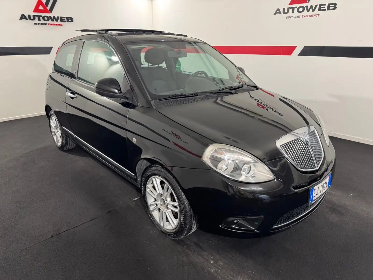 Lancia Ypsilon Ypsilon 1.2 69 CV Platinum Schwarz - 2