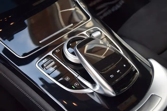 Mercedes-Benz 250 view 9