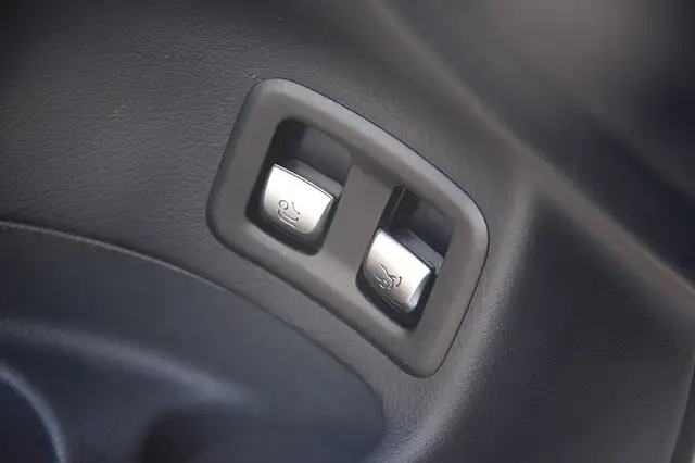 Mercedes-Benz 250 view 11