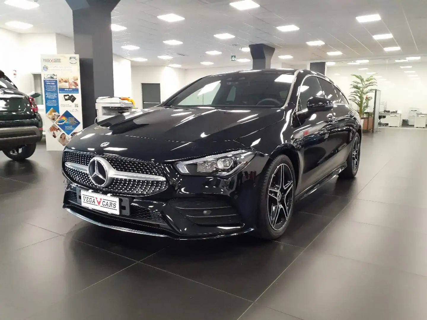 Mercedes-Benz CLA 200 d Automatic Shooting Brake Premium CERCHI 19" Nero - 1