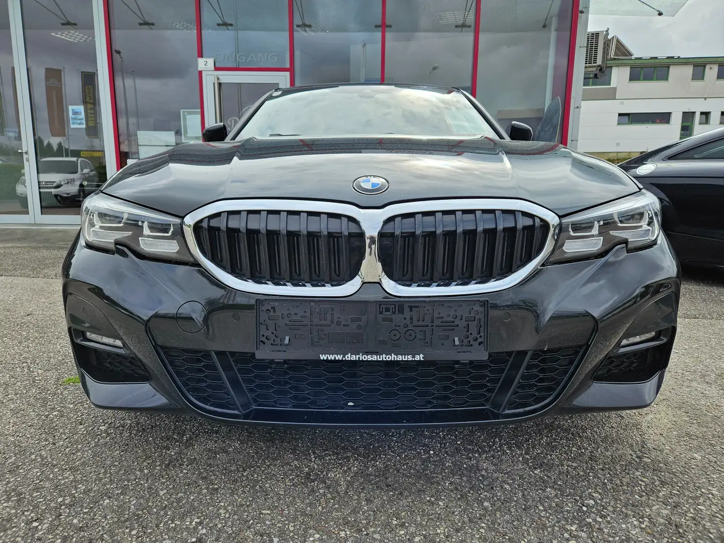 BMW 330 M-Paket, 330 e Advantage Schwarz - 2