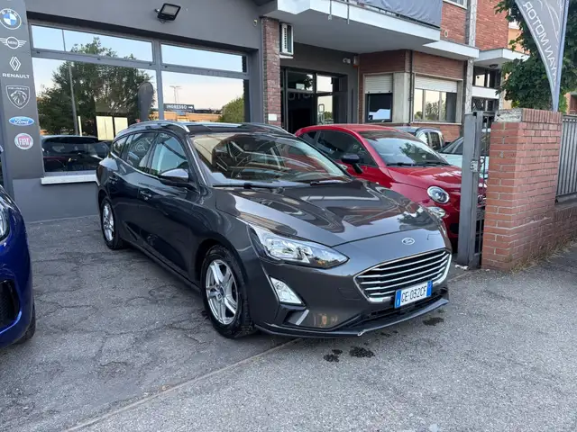 Ford Focus view 3