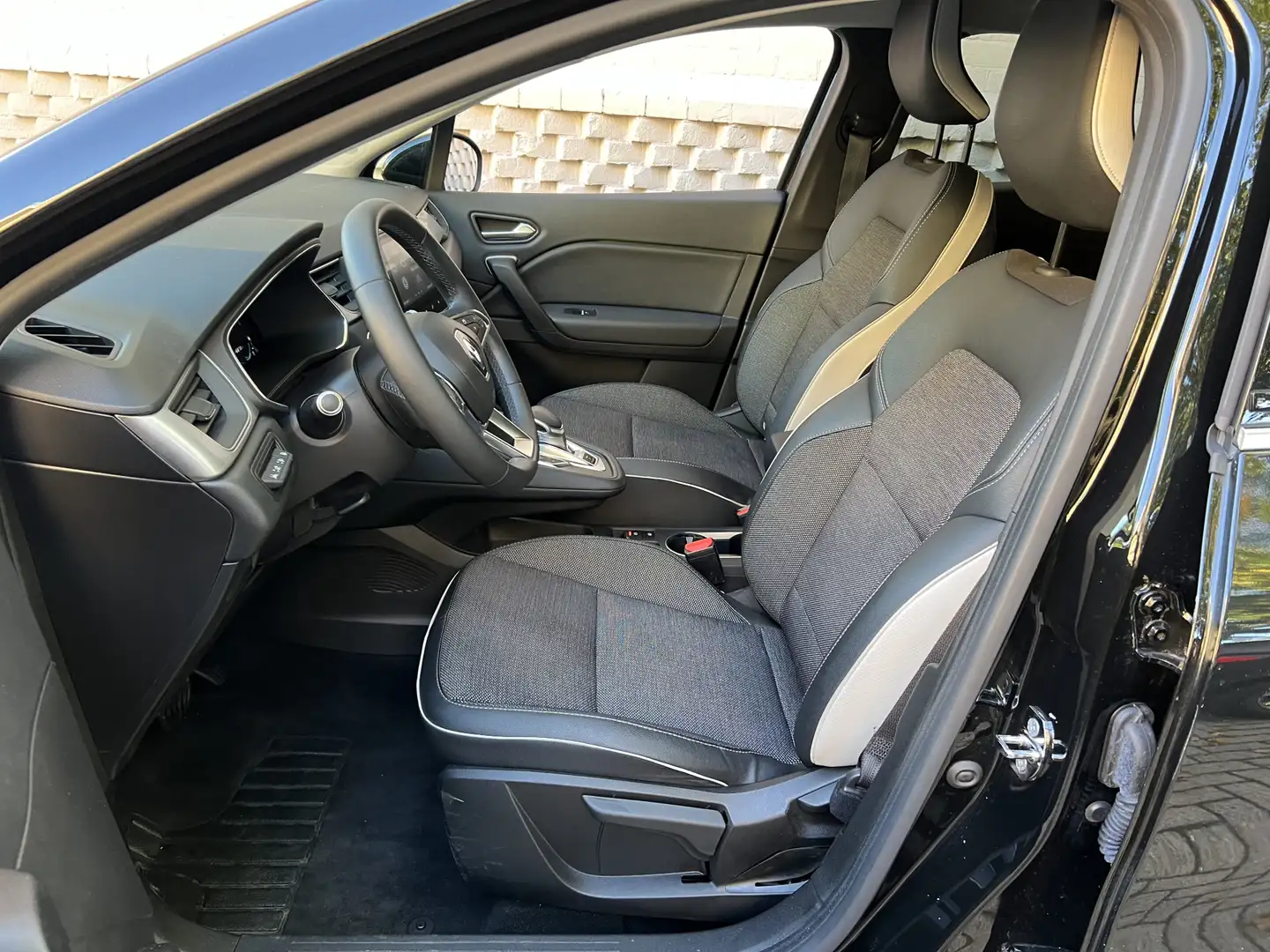 Renault Captur 1.6 E-Tech Plug-in Hybrid 160 Navigatie Automaat Noir - 2