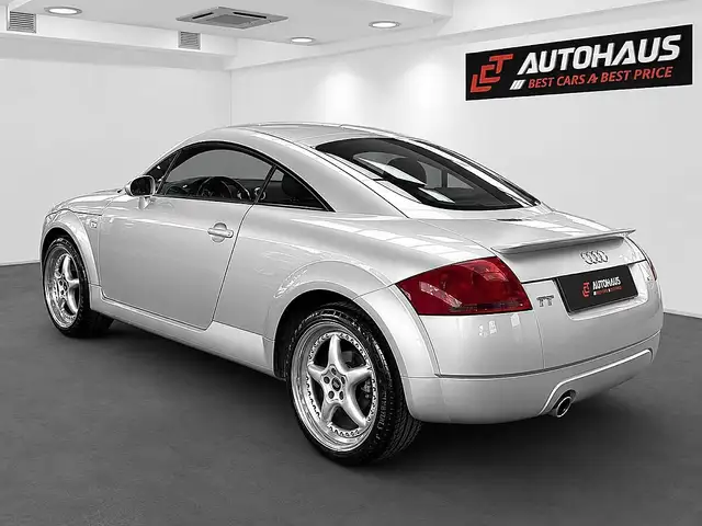 Audi TT view 3