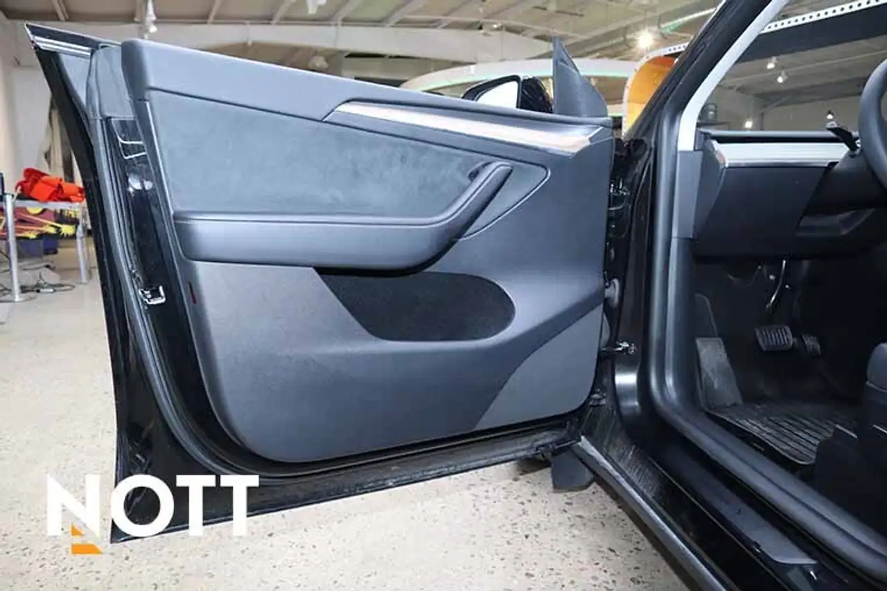 Tesla Model Y снимка Tesla Model Y