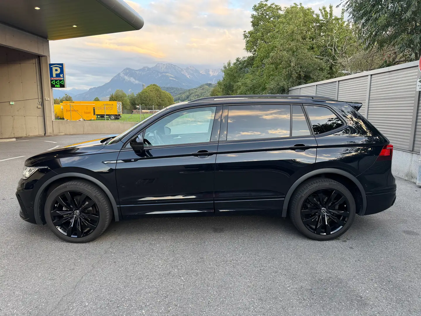 Volkswagen Tiguan Allspace Tiguan 2,0 TDI SCR DSG 4Motion Allspace R-Line R-Line Schwarz - 2