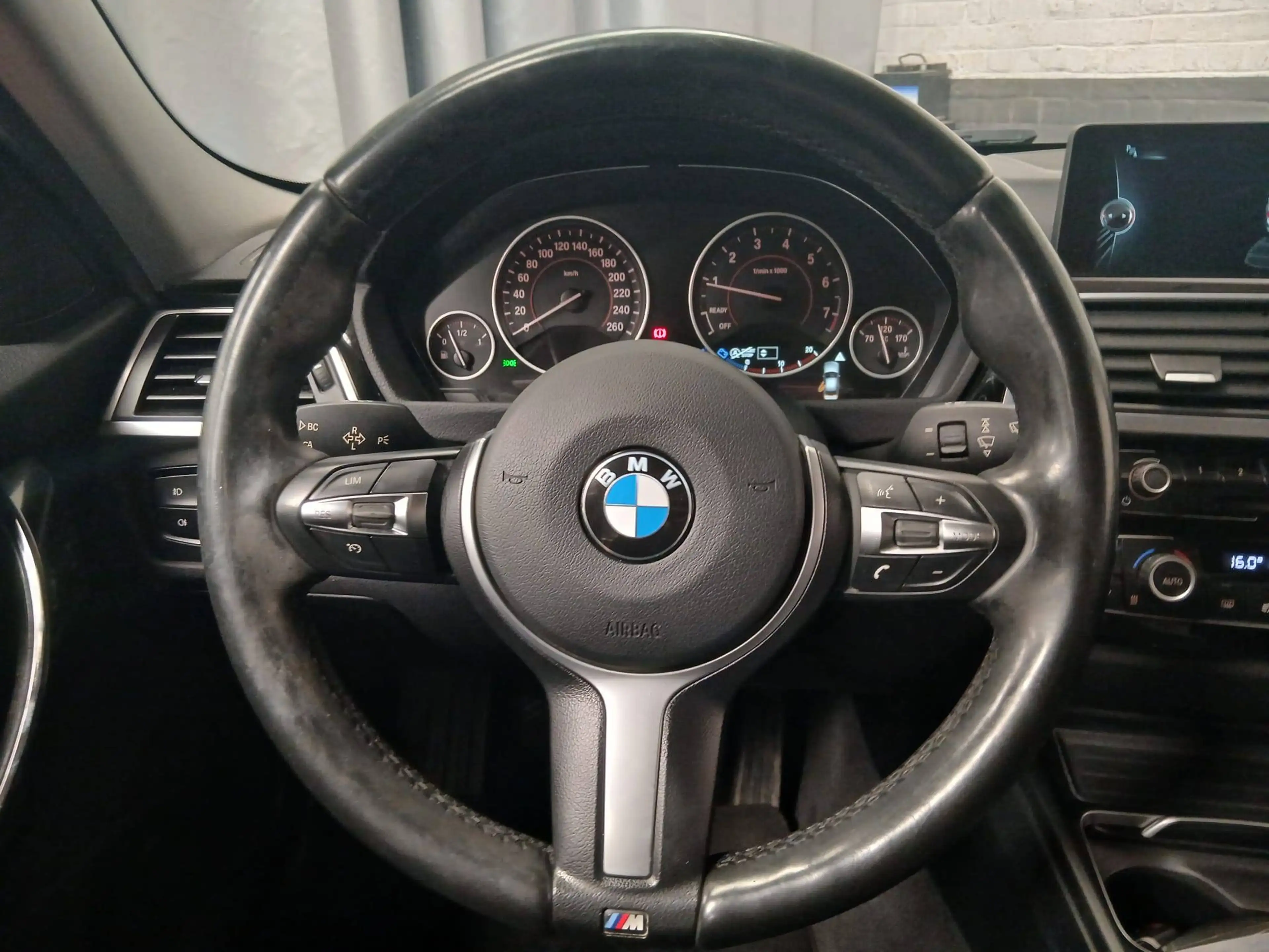 BMW 318 318i Pack M / AC/ Capt. AV/AR /BLTH / GPS / Cruise/270 € X 60 /Mois — photo 10
