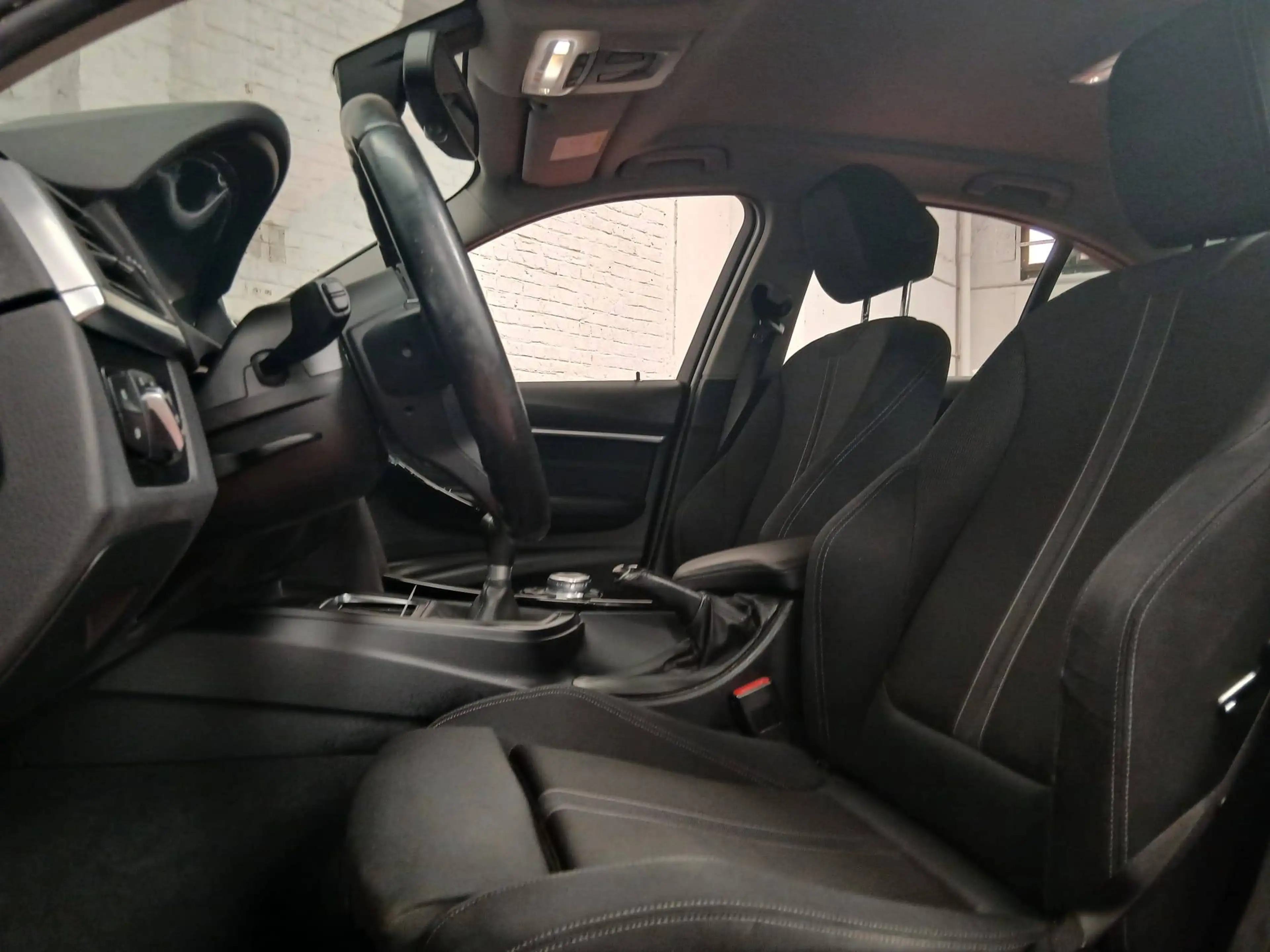 BMW 318 318i Pack M / AC/ Capt. AV/AR /BLTH / GPS / Cruise/270 € X 60 /Mois — photo 6