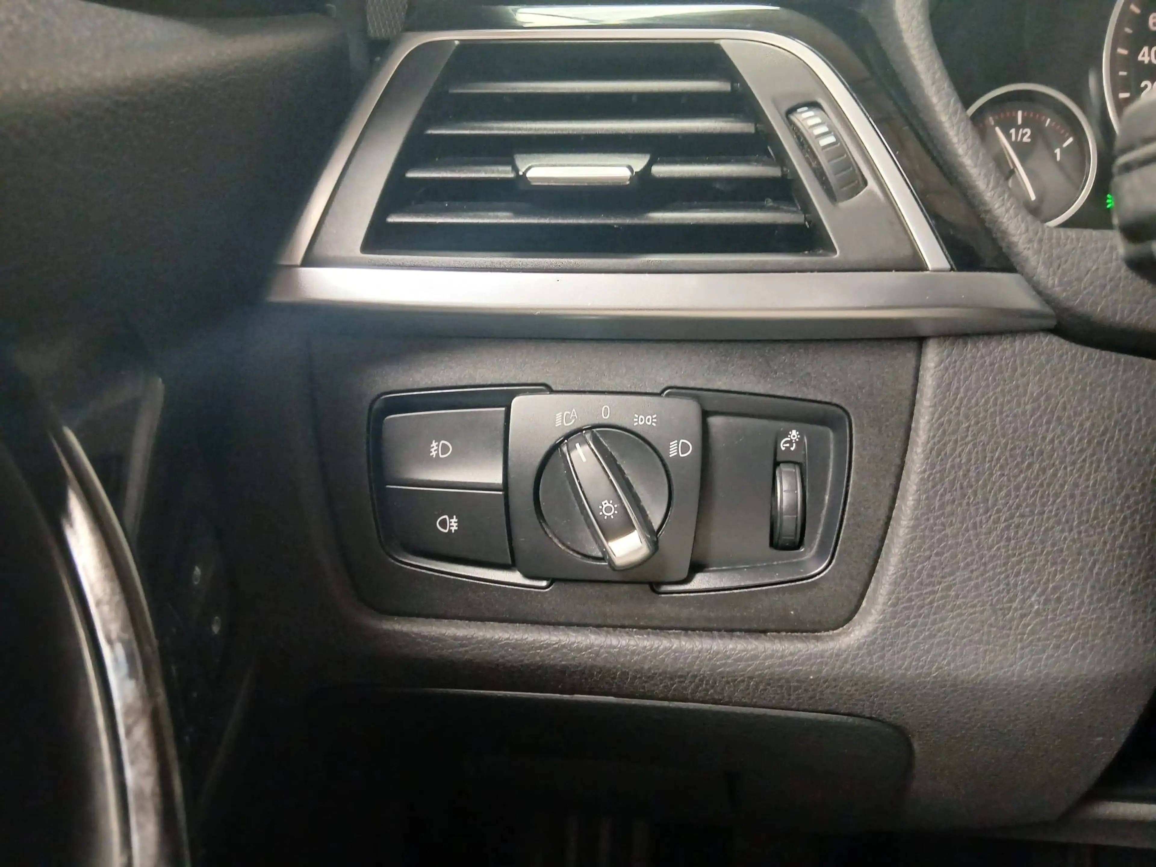 BMW 318 318i Pack M / AC/ Capt. AV/AR /BLTH / GPS / Cruise/270 € X 60 /Mois — photo 13