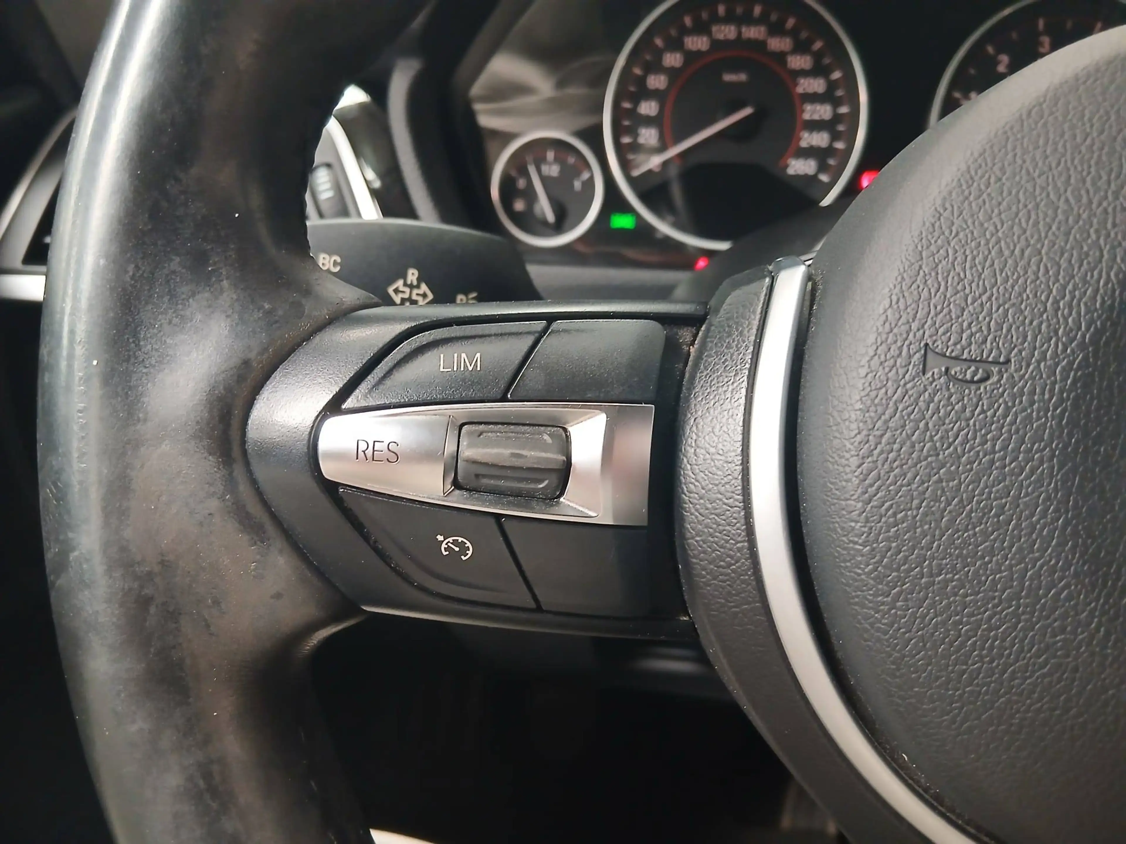 BMW 318 318i Pack M / AC/ Capt. AV/AR /BLTH / GPS / Cruise/270 € X 60 /Mois — photo 8