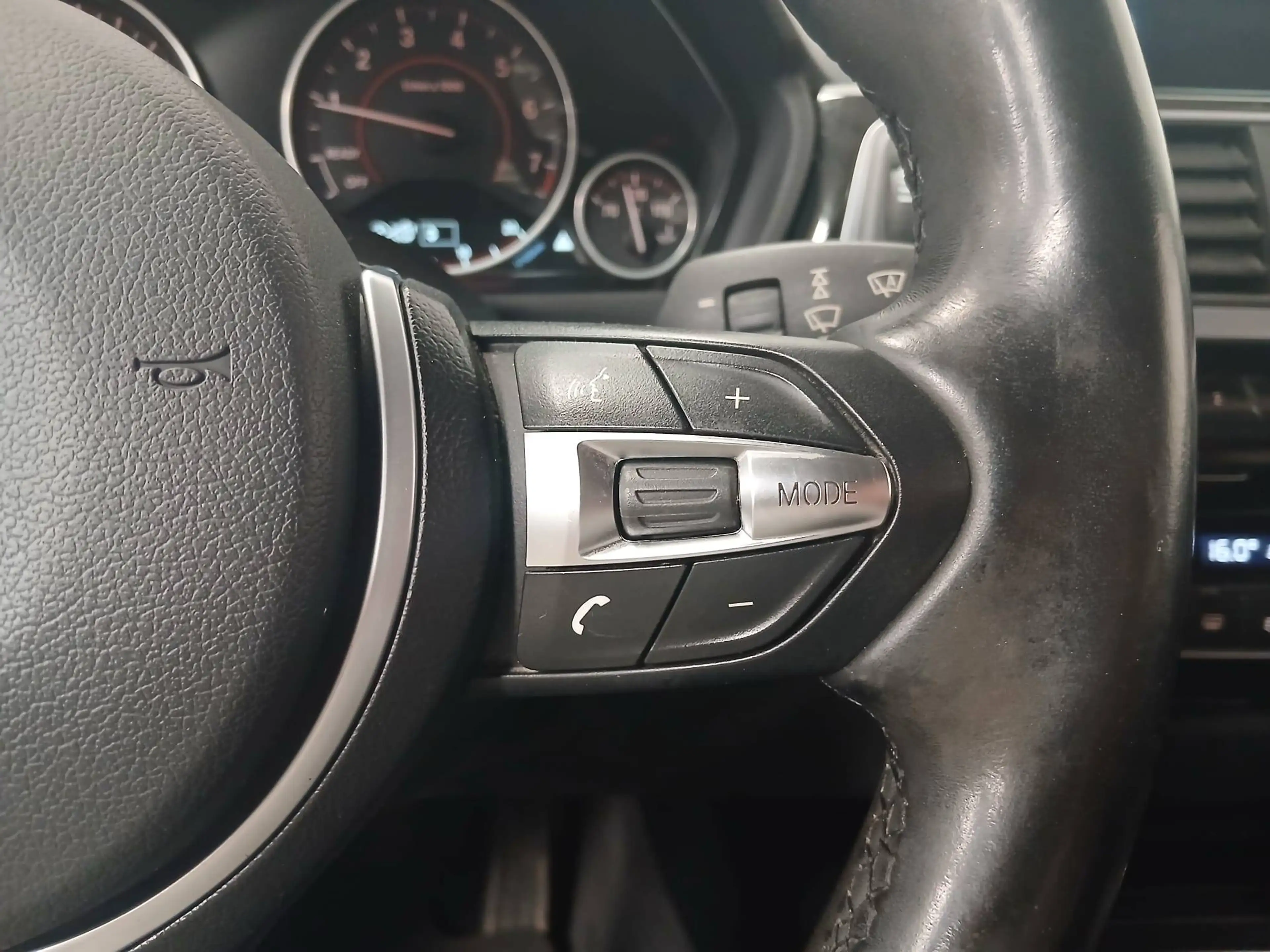 BMW 318 318i Pack M / AC/ Capt. AV/AR /BLTH / GPS / Cruise/270 € X 60 /Mois — photo 9