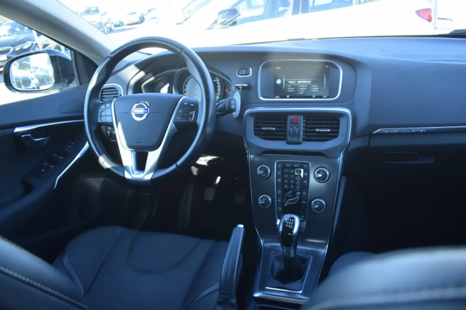 Volvo V40 Cross Country D2 115CH START\u0026STOP MOMENTUM Blanc - 2