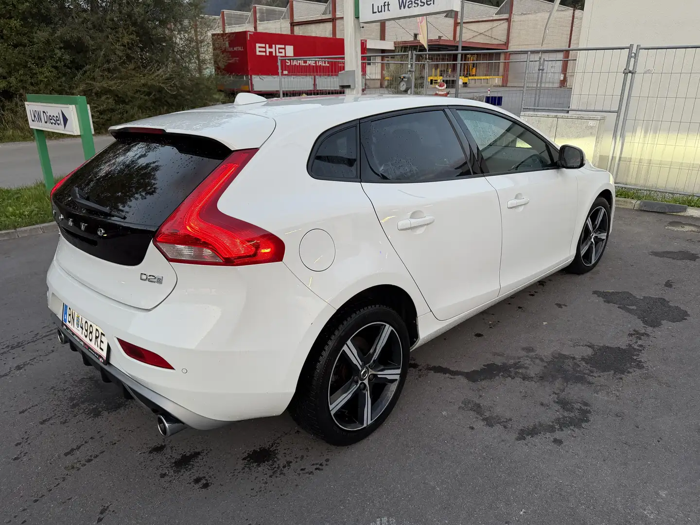 Volvo V40 D2 Kinetic R-Design Geartronic - 1