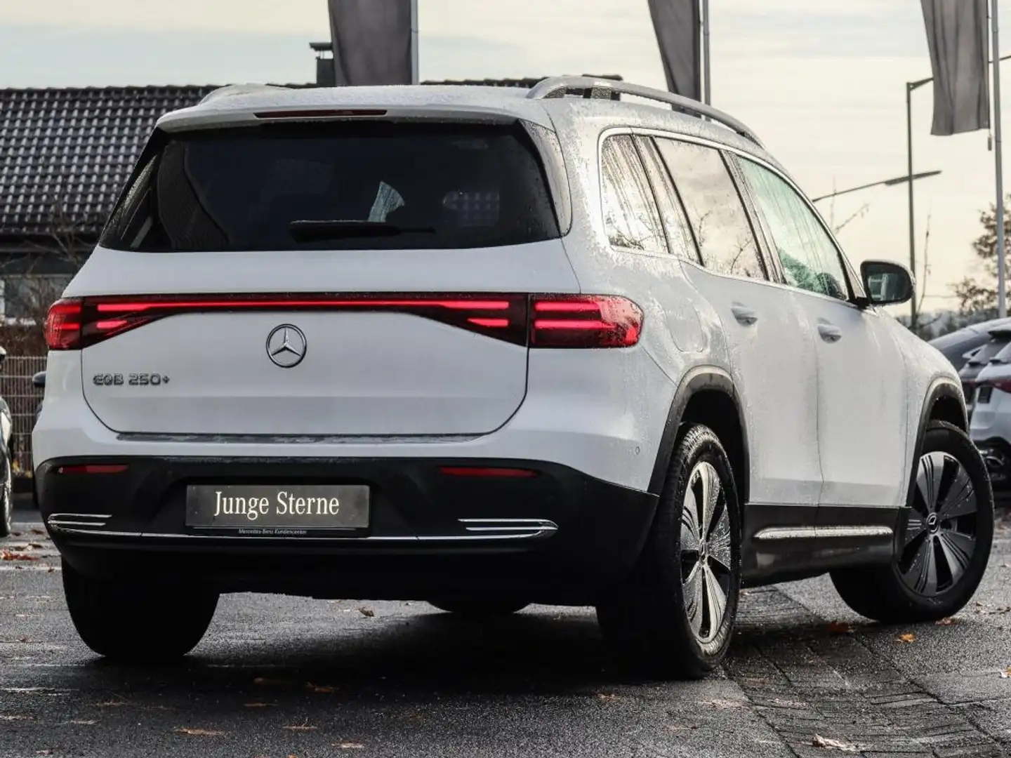 Mercedes-Benz EQB 250 + Progressive/Pano/AHK/LED/Cam/Ambi/Totw Weiß - 2