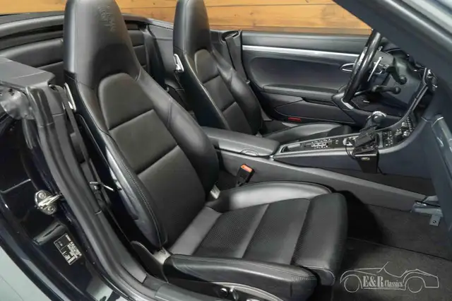 Porsche 911 view 7