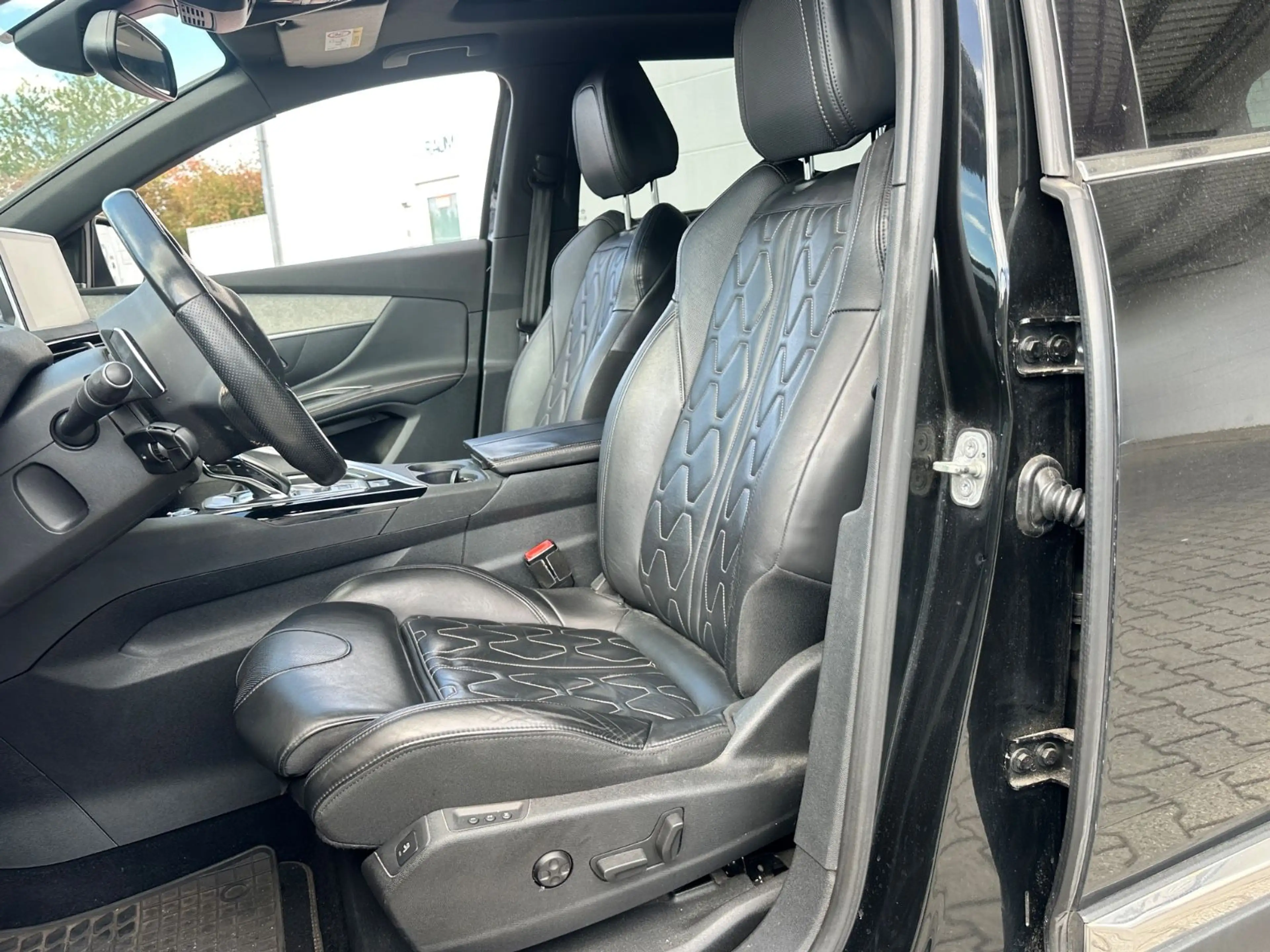 Peugeot 5008 GT Aut. * 7-Sitzer *Leder*Pano*LED*360°* — photo 10