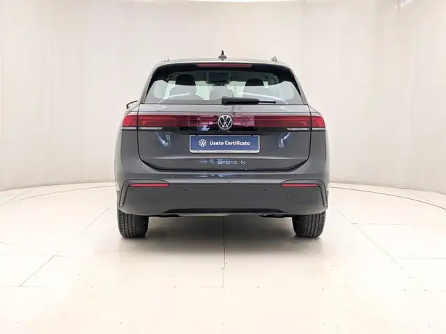 Volkswagen Tiguan view 5