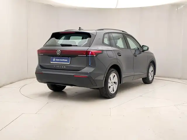 Volkswagen Tiguan view 4