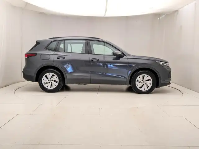 Volkswagen Tiguan view 3