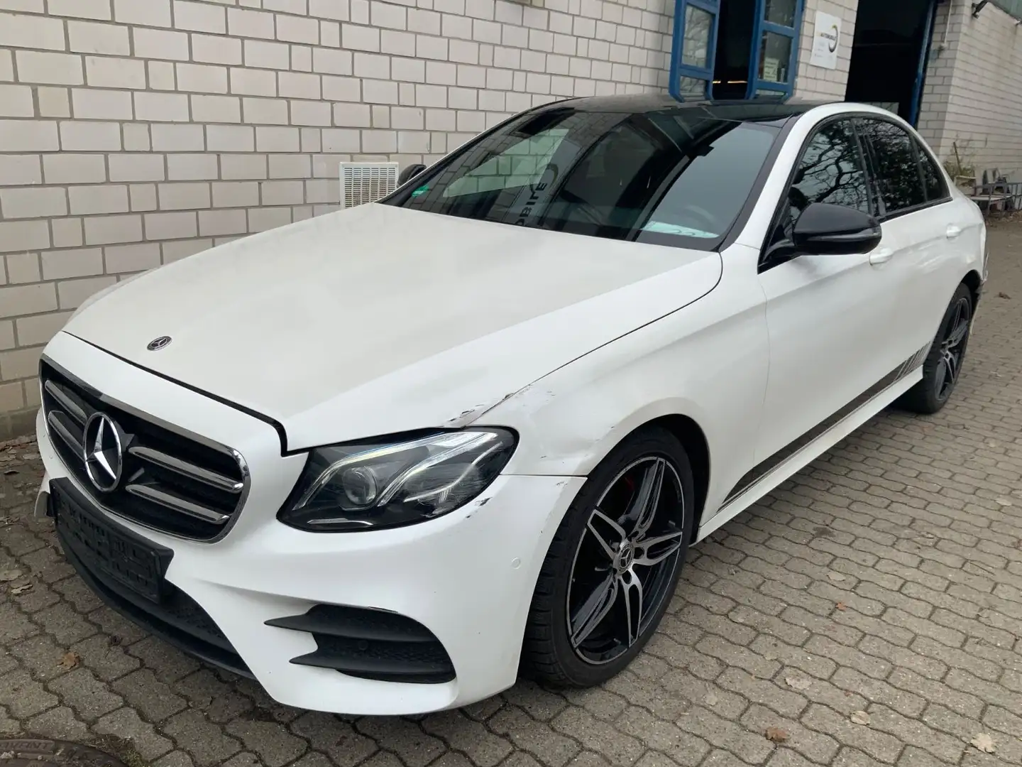 Mercedes-Benz E 220 d AMG-Line Night/Widescr/Multibeam/RFK/2Hd Schwarz - 2