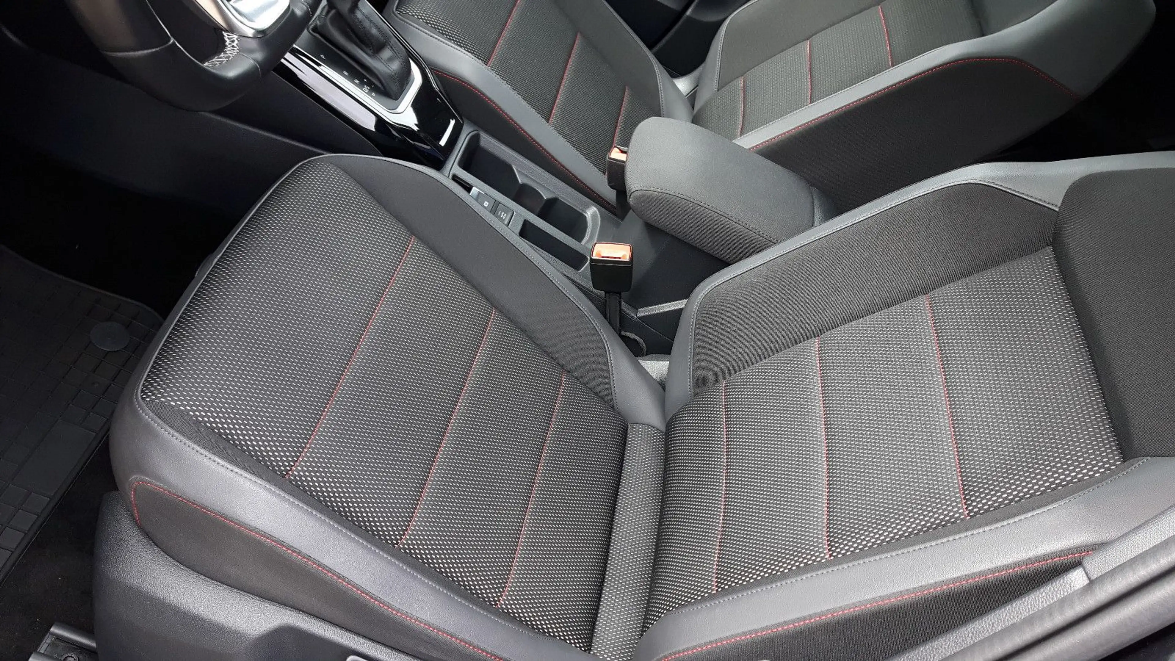 Volkswagen T-Roc 2,0TDi Sport — photo 8