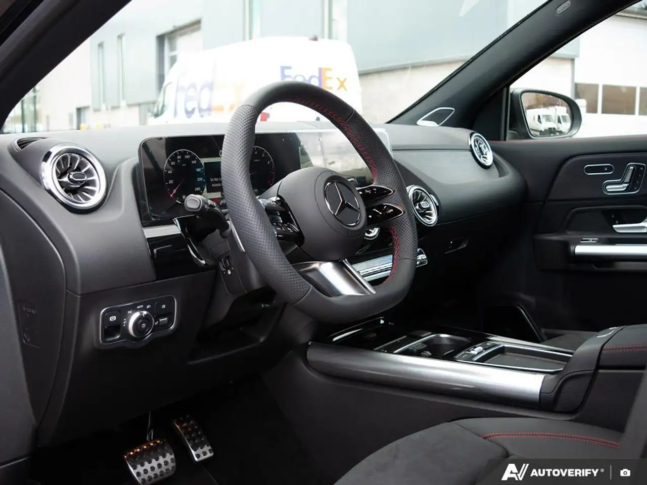 Mercedes-Benz GLA снимка Mercedes-Benz GLA