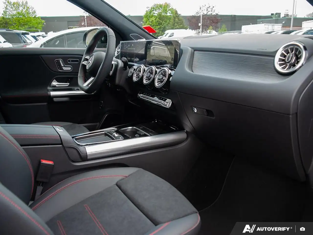 Mercedes-Benz GLA снимка Mercedes-Benz GLA