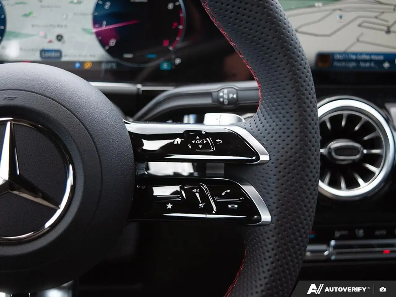 Mercedes-Benz GLA снимка Mercedes-Benz GLA