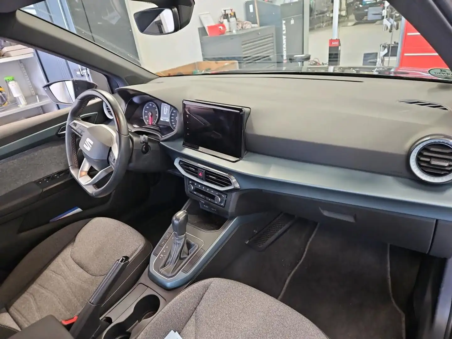 SEAT Arona Xperience DSG Navi CarPlay Mirror SHZ PDC Grijs - 2