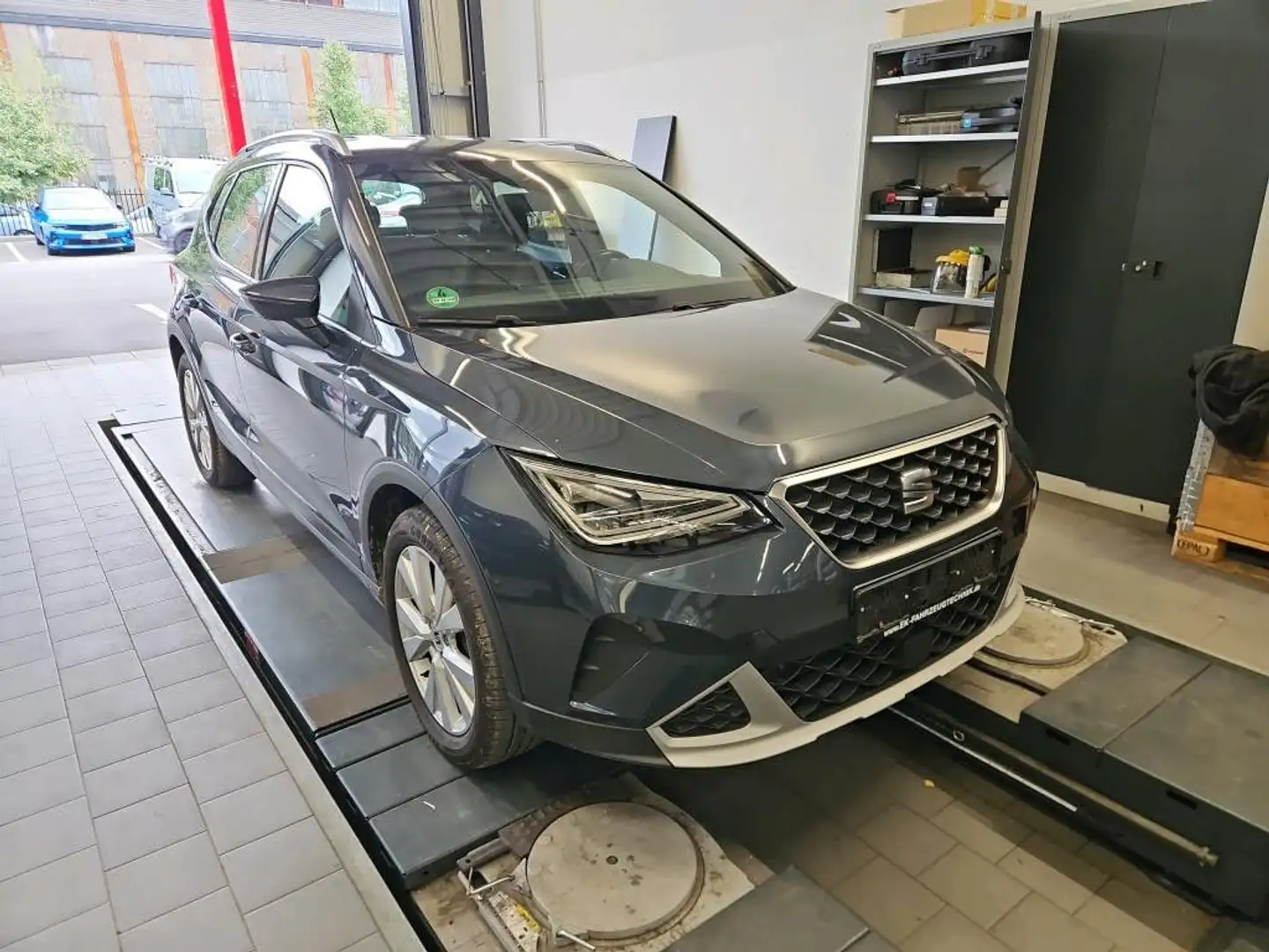 SEAT Arona Xperience DSG Navi CarPlay Mirror SHZ PDC Grijs - 1