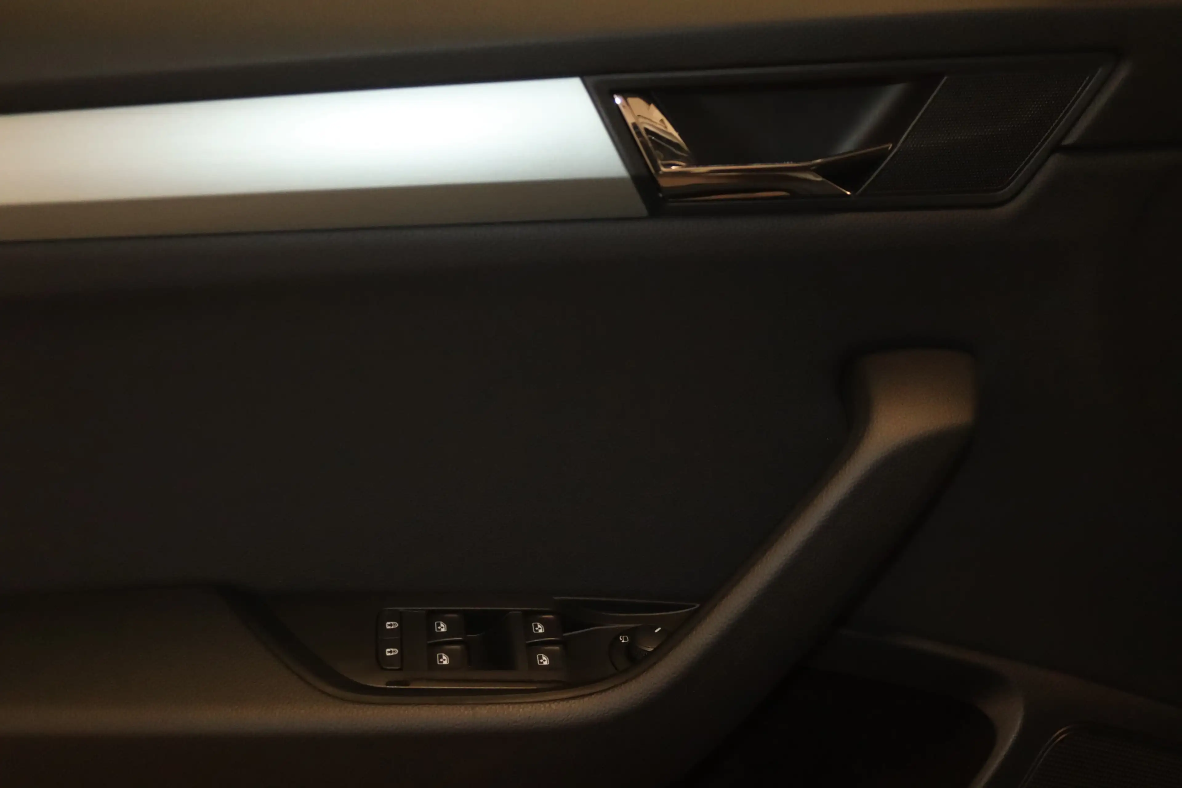 Skoda Superb Combi 2.0 TDI DSG Ambition-XENON-NAV-KAM- — photo 11