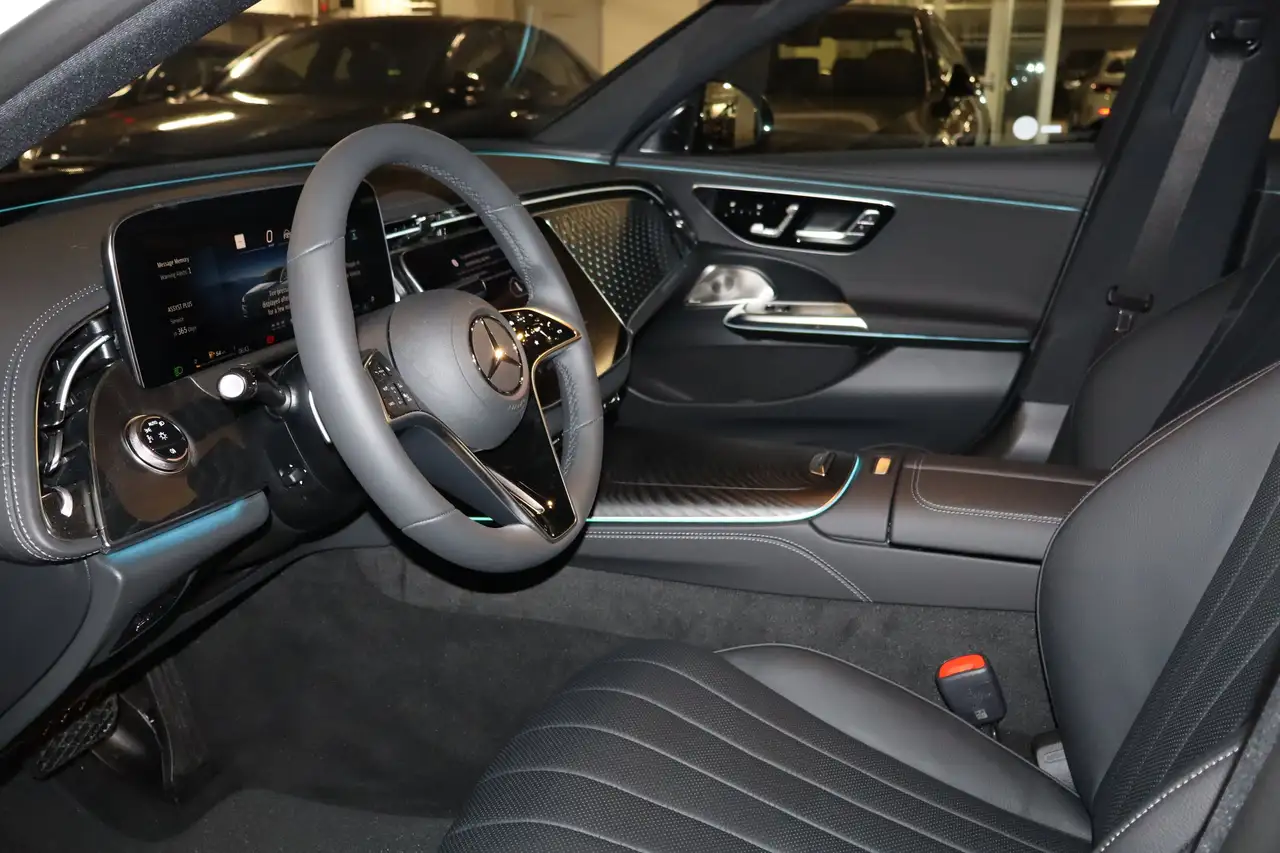 Mercedes-Benz E-Class снимка Mercedes-Benz E-Class
