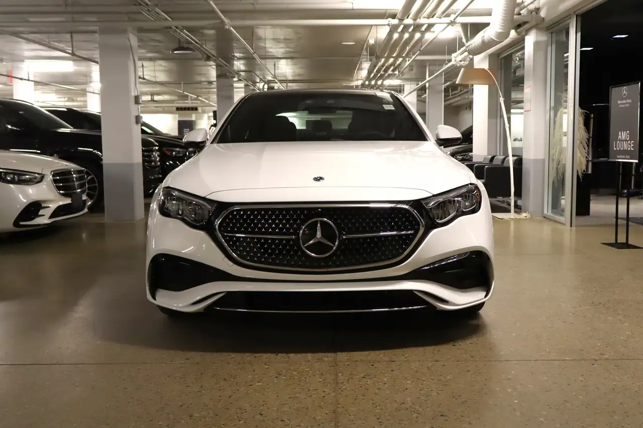 Mercedes-Benz E-Class снимка Mercedes-Benz E-Class
