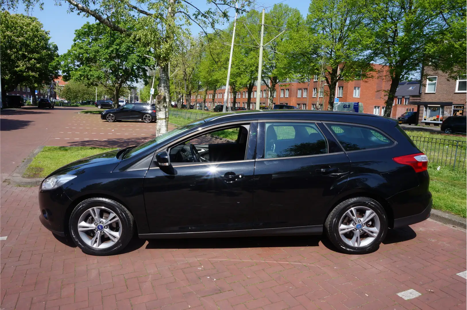 Ford Focus Wagon 1.0 EcoBoost Edition NAVIGATIE CRUISECONT TE Negro - 2
