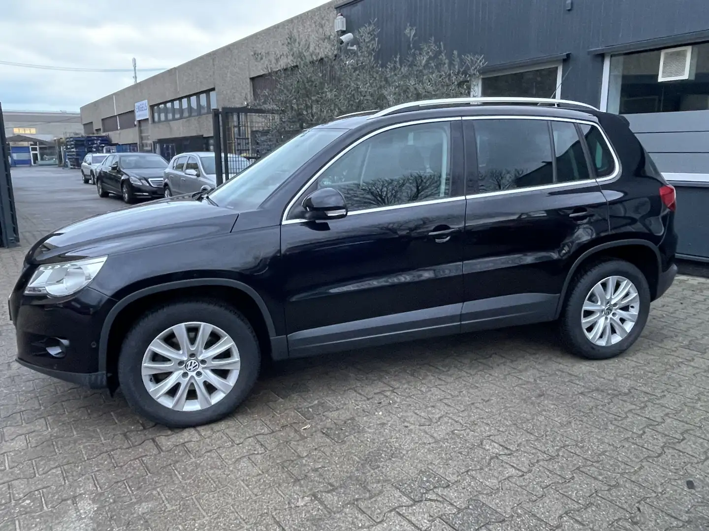 Volkswagen Tiguan 1.4 TSI Sport Schwarz Navi Xenon 17 Zoll Kamera Noir - 2