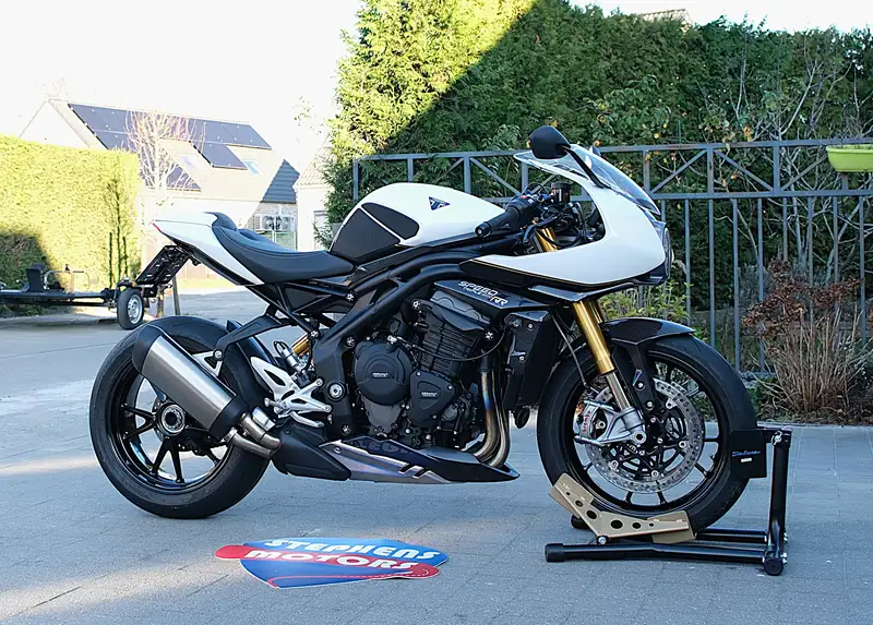 Triumph Speed Triple 1200 RR - foto 2