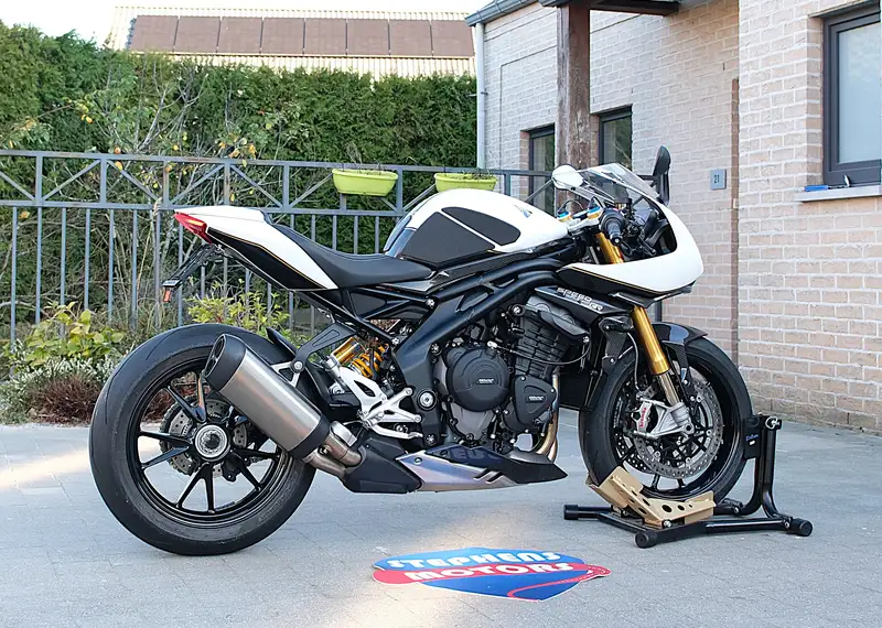 Triumph Speed Triple 1200 RR - foto 4