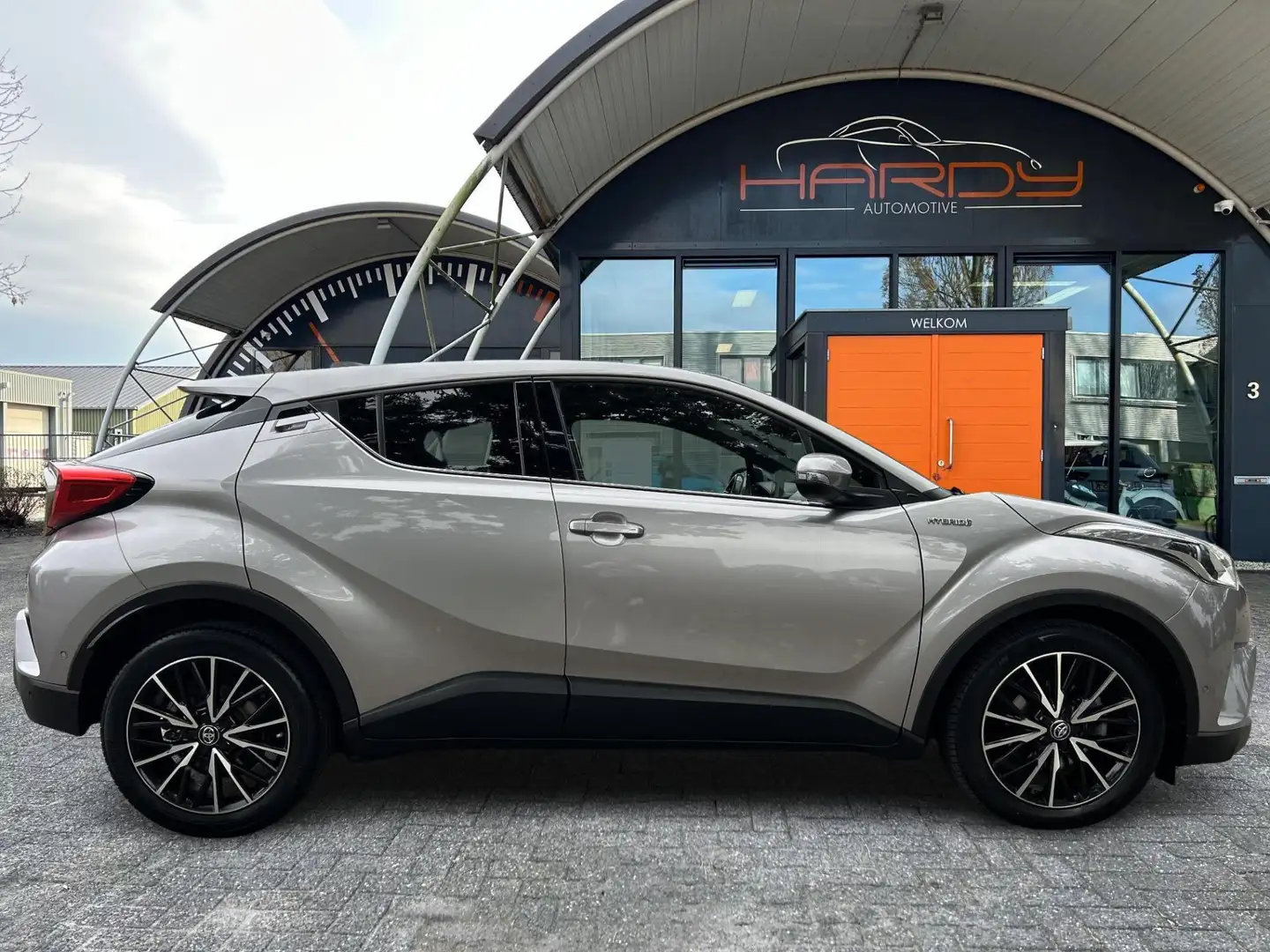 Toyota C-HR 1.8 Hybrid Executive 1e EIGENAAR 100% Dealer onder Gris - 2