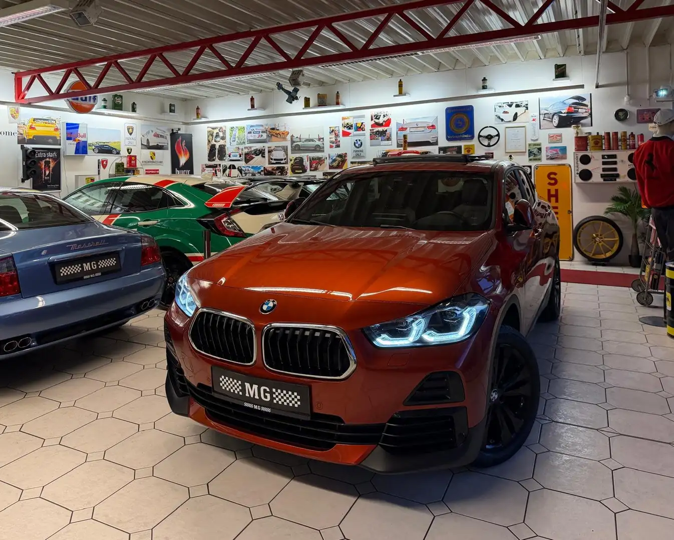 BMW X2 xDrive 18 d Advantage 1 Besitz Panorama Orange - 1