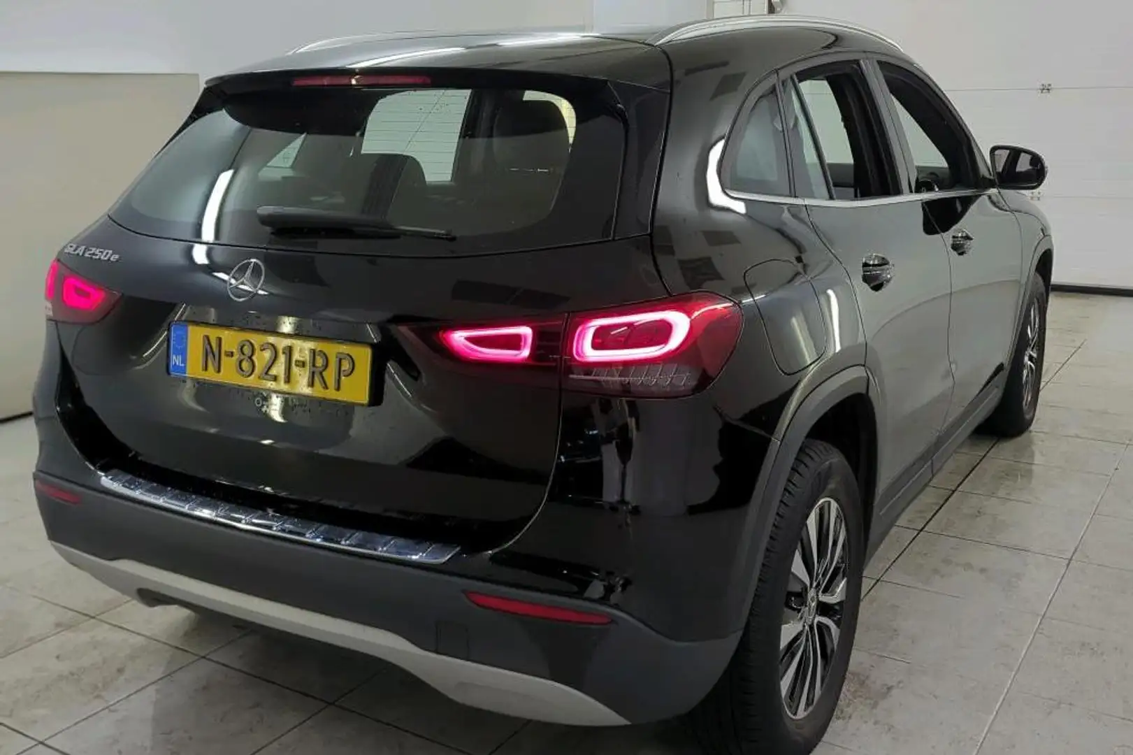 Mercedes-Benz GLA 250 GLA 250e Automaat Style Plus Line | LED | Camera | Schwarz - 2