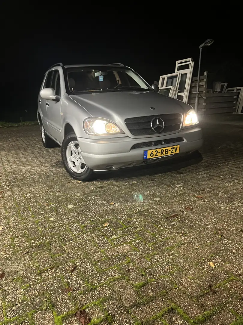 Mercedes-Benz ML 320 Gris - 1