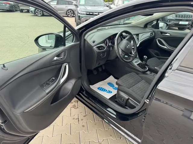 Opel Astra view 8